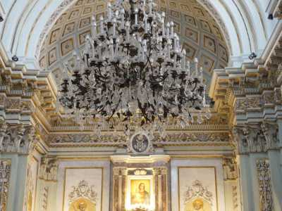 Volta da cui viene gi� un imponente lampadario in cristallo che illumina il vasto ambiente